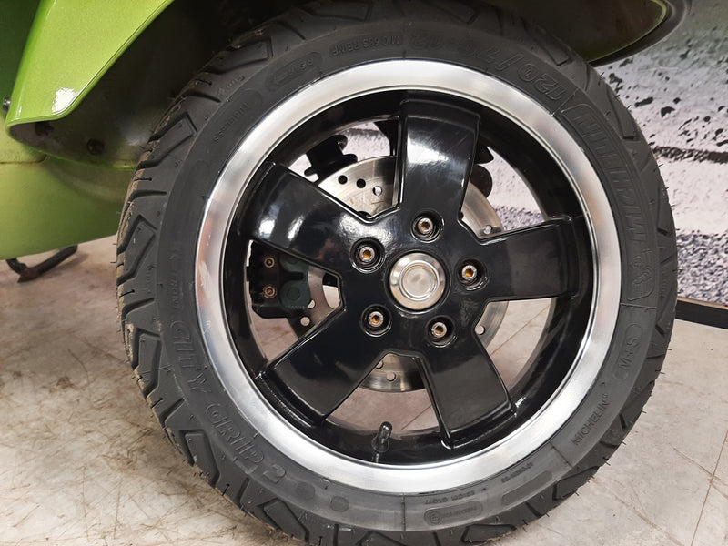 Vespa GTS 300 Super Green 2018