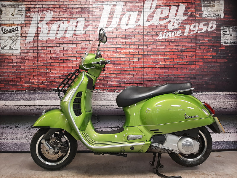 Vespa GTS 300 Super Green 2018