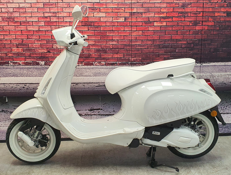 Vespa Sprint 125  - White 2024 - Massive  £851 Saving on RRP.  UK Delivery Available.